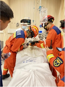微豪配资 医警消防联手生死营救！浙大邵逸夫医院手术室里上演“火星救援”